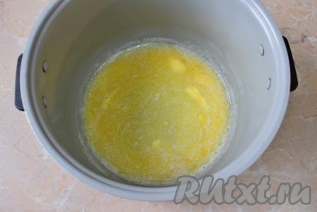 Мультиварку&nbsp;включите на режим&nbsp;"Жарка" и растопите сливочное масло. Затем перелейте масло в чашу, в которой будете замешивать тесто. В процессе растапливания масла мы одновременно смажем чашу мультиварки маслом для последующей выпечки пирога.