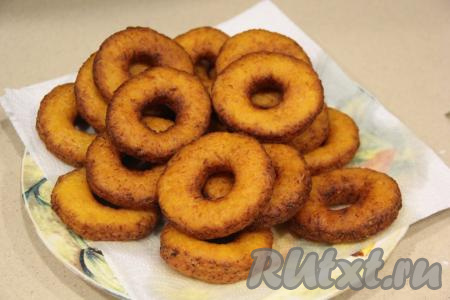 Готовые пончики выложить на бумажное полотенце.