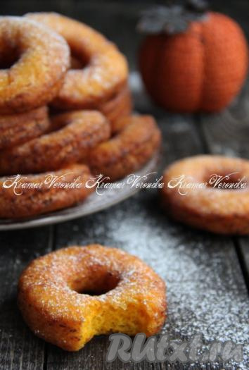 Нежные, мягкие, аппетитные тыквенные пончики присыпать сахарной пудрой и подать к чаю.
