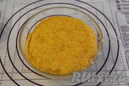 Тесто увеличится в объёме. Переложить тесто на припылённую мукой поверхность.