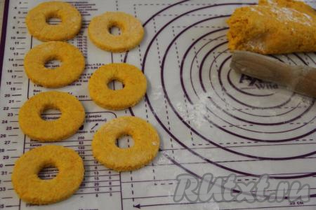 Раскатать тесто скалкой в пласт толщиной, примерно, 1 см. Вырезать пончики любой формы.