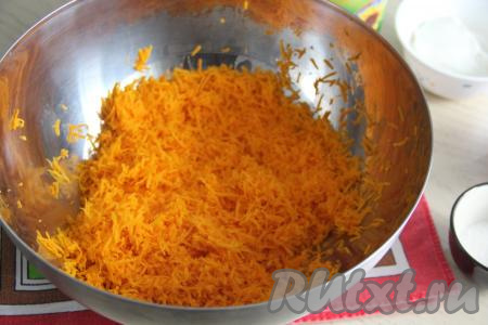 500 грамм тыквы натереть на мелкой тёрке, выложить в глубокую миску.
