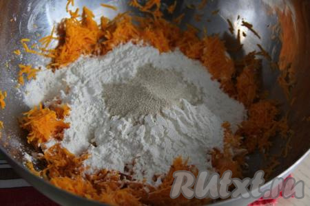 Всыпать муку и дрожжи.