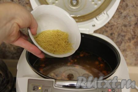 Через 20 минут с начала выполнения режима "Суп", добавить в чашу мультиварки лапшу и соль по вкусу. Снова закрыть крышку и оставить готовиться куриный суп до сигнала мультиварки.