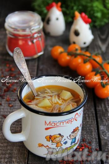 Подать насыщенный, ароматный куриный супчик к столу в горячем виде.