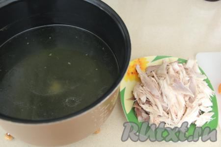 Части курицы вымыть, а затем выложить в чашу мультиварки, влить 2,5-3 литра воды и выставить режим "Тушение". Если у вас суповая курица, то её следует готовить около 3 часов. Обычная покупная курочка сварится за 40 минут (при желании, бульон из обычной покупной курицы можно сварить и на режиме "Мультиповар" при температуре 100 градусов в течение 40 минут). Как только мясо будет готово, достать курицу из бульона и отделить мясо от костей. Возможно, вам понадобится процедить бульон, чтобы сделать его более прозрачным.