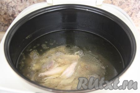 В бульон сразу добавить кусочки мяса. Чашу с бульоном установить в мультиварку.