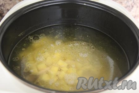 Картофель нарезать на средние кубики и тоже добавить в чашу.