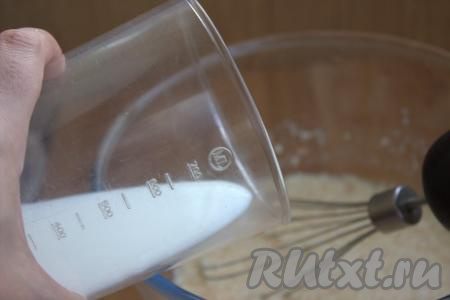 В миску с яично-масляной смесью влить молоко, снова перемешать.