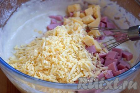 Затем в тесто добавить кубики&nbsp;колбасы и сыра, всыпать натёртый сыр, вмешать их в тесто.