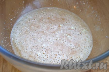 В получившуюся яичную пену влить растопленное негорячее сливочное масло, хорошо перемешать венчиком.