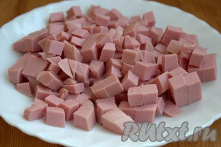 Колбасу нарезать на кубики такого же размера, как был нарезан сыр.