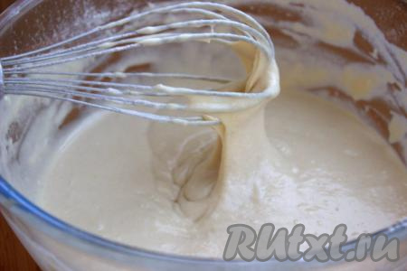 Тесто для маффинов должно получиться однородным и гладким, как достаточно густая сметана.