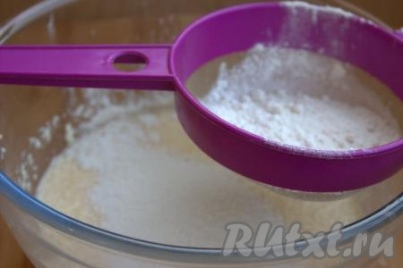 Муку, смешанную с разрыхлителем, просеять через сито, а затем частями добавить в миску с яично-молочной смесью, каждый раз перемешивая тесто венчиком.
