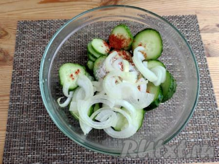 Очищенный лук нарезать полукольцами, выложить к огурцам.