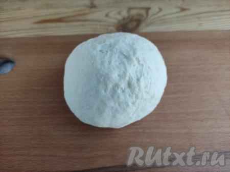 Затем продолжить замес теста уже руками. Замесить мягкое, нежное тесто.