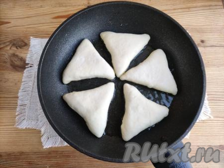 Растительное масло разогреть на сковороде. Колбасу в тесте выложить в сковороду швом вниз. Обжаривать на среднем огне до приятного золотистого цвета (в течение 2-3 минут).