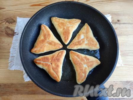 Перевернуть и обжаривать до румяности с другой стороны.