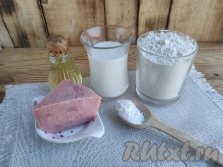 Подготовить продукты для приготовления колбасы в тесте на кефире на сковороде.