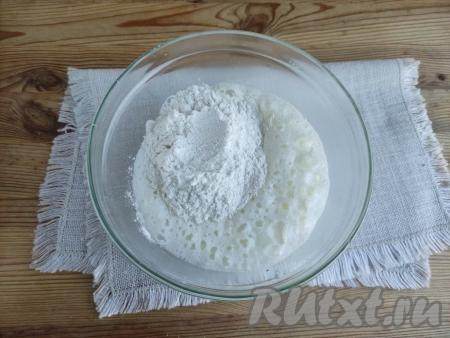 В получившуюся смесь добавить частями муку, замешивая тесто ложкой.