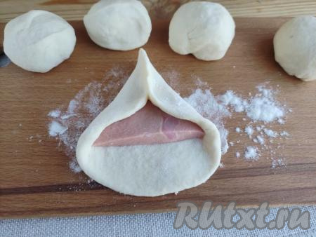 &nbsp;Соединить края лепёшки до центра изделия.