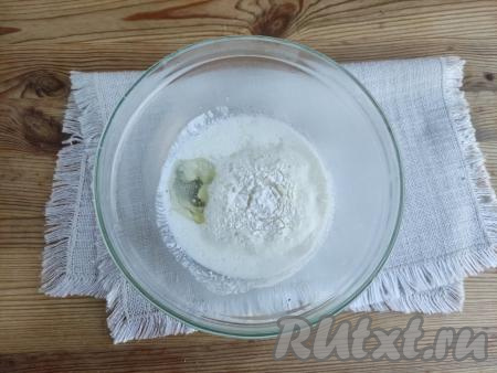 Всыпать в горячий кефир соль и разрыхлитель. Вылить растительное масло, слегка взбить массу вилочкой.