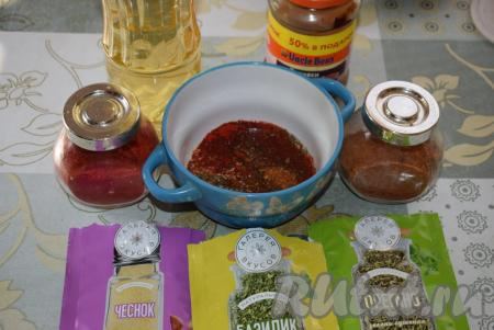 Далее подготовим маринад для курицы, для этого в пиалу насыпаем любимые вами специи для курицы, паприку, сушёный чеснок, добавляем сахар и, примерно, 1 чайную ложку с горкой соли. По желанию, можно добавить соус терияки.