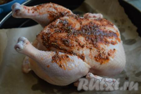 Курицу со всех сторон и внутри, и снаружи натираем маринадом, тщательно втирая маринад в птицу.