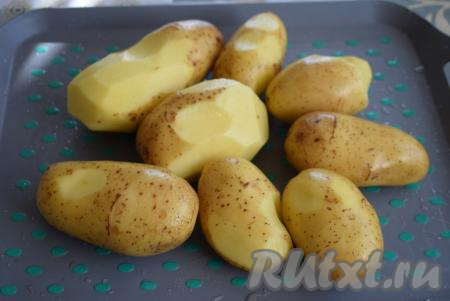 Срезаем у картофеля неприглядные места.