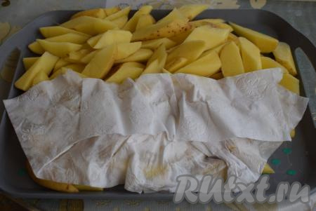 Бумажными полотенцами обсушиваем картофель, убирая выделяющийся сок из долек. Тем самым мы удаляем крахмал, который замедляет процесс запекания картошки. Даём картофелю полежать и подсохнуть при комнатной температуре, примерно, 15 минут.