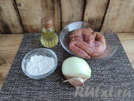 Подготовить продукты для приготовления жареной щучьей икры. Лук и чеснок очистить.