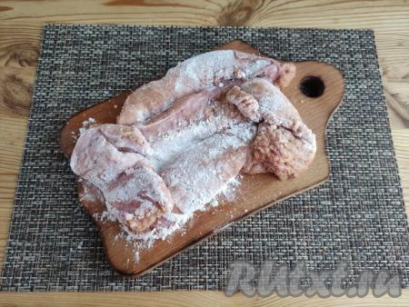 Обвалять каждый кусочек икры со всех сторон в муке, смахнуть излишки муки.