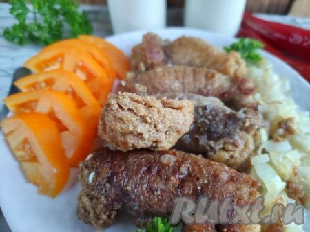 Выложить аппетитную, вкусную щучью икру на тарелку, вокруг разложить жареный лук с чесноком, украсить свежей зеленью и овощной нарезкой, в горячем виде подать к столу. Жареная икра щуки не теряет своих отличных вкусовых свойств и после остывания.