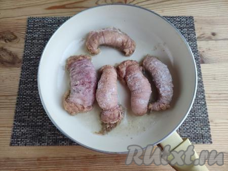 Выложить икру в разогретое растительное масло и жарить на среднем огне около 3-4 минут.