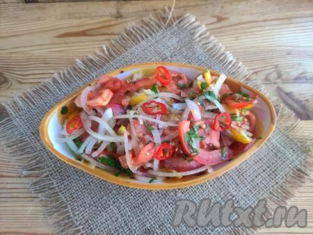 Посолить, поперчить салат "Шакароб", перемешать. Этот салат не заправляется, в нём достаточно сока от овощей.