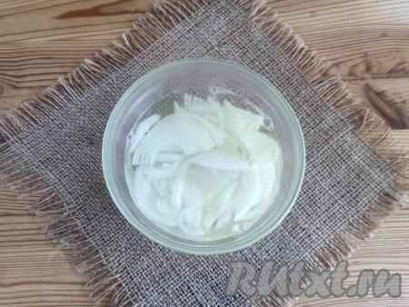 Выложить луковые полукольца в миску, влить кипяток, оставить на 30 секунд.