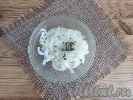 Затем промыть ошпаренный лук холодной водой. Добавить к луку сухой базилик, перемешать.