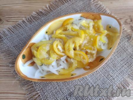 В подходящую для подачи тарелку выложить лук. Нарезать тонкими, почти прозрачными, кусочками жёлтые помидоры прямо в тарелку, чтобы сохранить весь овощной сок.