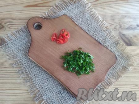 Листья петрушки мелко нарезать. Горький перец нарезать на тонкие колечки и вместе с петрушкой выложить в салат.