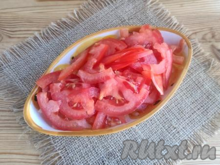 Аналогично нарезать красный помидор.