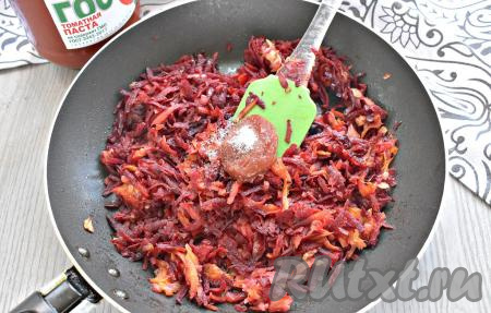 Добавляем на сковороду к овощам томатную пасту. Если паста&nbsp;слишком кислая, то посыпьте её&nbsp;сахаром. Перемешиваем.