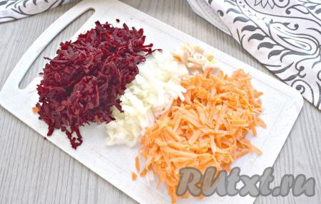 Очищенные морковку и свеклу натираем на тёрке. Луковицу и чеснок нарезаем достаточно мелко.