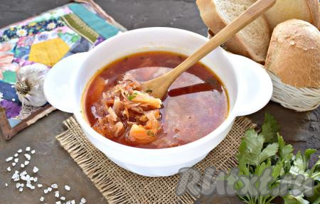 Яркий, вкусный, наваристый борщ, сваренный из курицы со свежей капустой, разливаем по тарелкам и подаём к столу. Сдабриваем, по желанию, сметаной или майонезом.