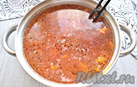 Когда картошка с капустой будут практически готовы, выкладываем в кастрюлю овощи в томате со сковороды, перемешиваем, по вкусу перчим.&nbsp;Если нужно, то досаливаем борщ. Варим ещё 5-7 минут.