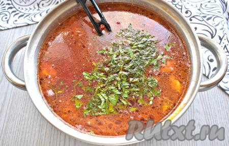 Затем добавляем измельчённую зелень, даём закипеть, снимаем с огня, сразу накрываем кастрюлю крышкой и даём борщу настояться 10 минут.