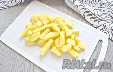 Очищаем картофель, нарезаем брусками, отправляем в кастрюлю к капусте, доводим до кипения, а затем варим на небольшом огне практически до готовности овощей (у меня ушло 25 минут).