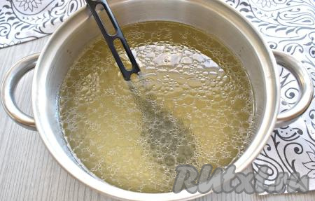 Доводим до кипения, варим 40 минут, сняв пену и убавив нагрев. Готовое куриное мясо извлекаем из кастрюли. Получившийся бульон по вкусу солим и снимаем с огня. Куриное мясо, после того как оно остынет, отделяем от&nbsp;костей,&nbsp;нарезаем на кусочки и возвращаем в кастрюлю. Снова ставим кастрюлю с бульоном и кусочками курочки на огонь, доводим до кипения.