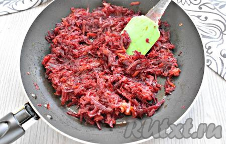 Томим овощи в томате на минимальном огне 5 минут, помешивая. Можно добавить к овощам немного бульона из кастрюли.