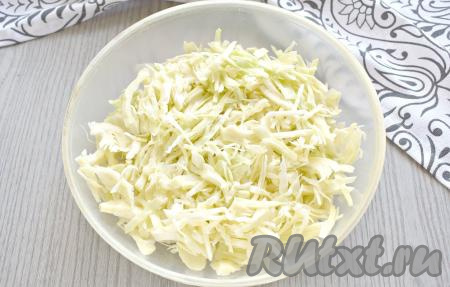 Свежую белокочанную капусту тонко шинкуем. В закипевший куриный бульон выкладываем капусту.