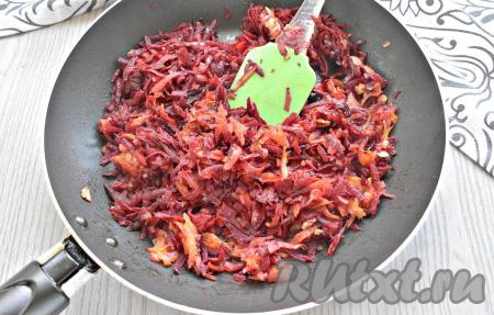 В сковороде прогреваем растительное масло. Сначала 2-3 минуты обжариваем в масле на среднем огне лук и чеснок, помешивая, затем добавляем натёртые морковку и свеклу. Обжариваем овощи 6-7 минут, иногда перемешивая.